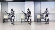 Čína predstavila humanoidného robota Fuxi, ktorý môže nahradiť policajtov aj vojakov